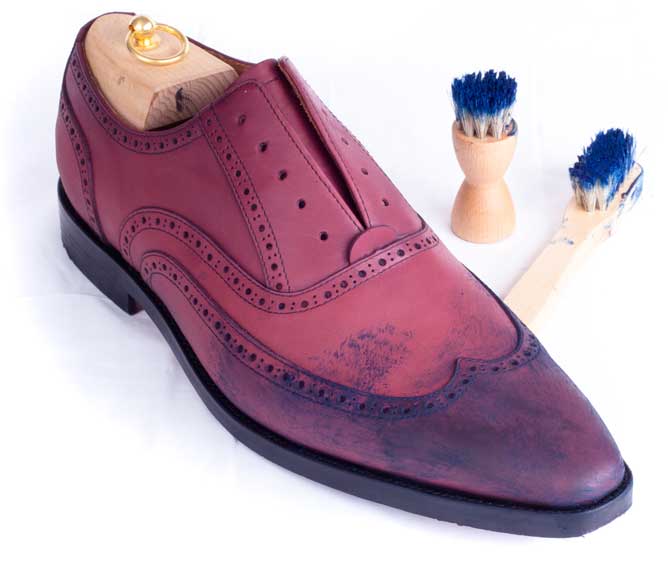 Schuhe mit blauer Schuhcreme färben