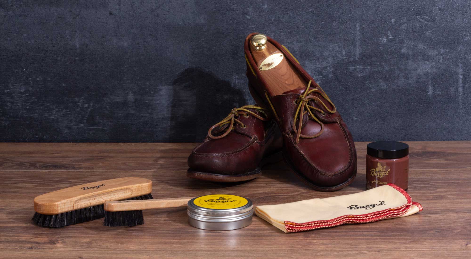 Shoecare for shoes made of greasy leather