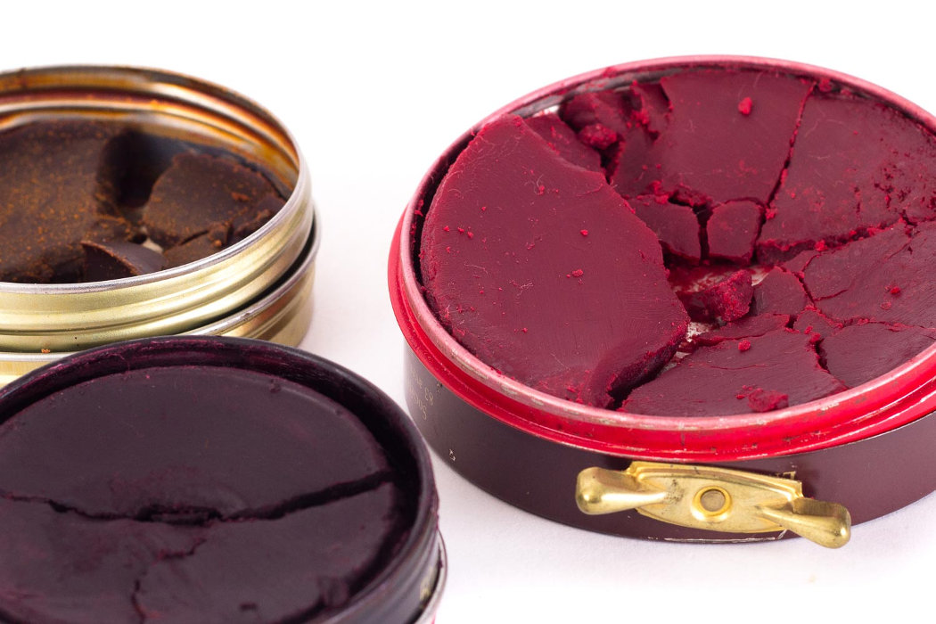  Refurbishing crumbly shoe wax for shoe care 